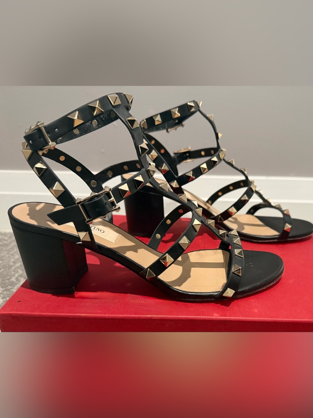 VALENTINO GARAVANI BLACK LEATHER ROCKSTUD SANDALS SZ 7.5GENTLY WORN  BOX/DUSTBAG